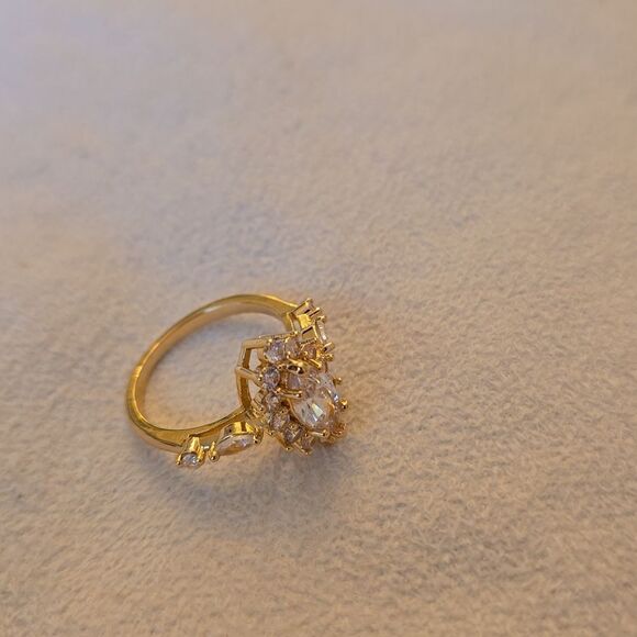 Gold tone size 8 sparkling ring - Picture 7 of 11
